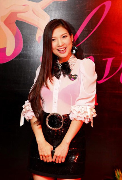 Những pha "khoe h&agrave;ng" qu&aacute; đ&agrave; khi diện sơ mi của mỹ nh&acirc;n Việt  7