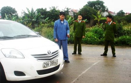 Mất mạng v&igrave; quấy rầy đ&ocirc;i trai g&aacute;i đang &ldquo;m&acirc;y mưa&rdquo; tr&ecirc;n taxi 2