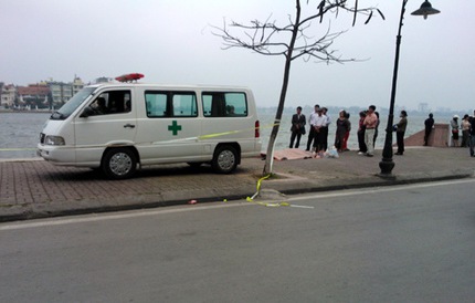 X&aacute;c nh&acirc;n vi&ecirc;n ng&acirc;n h&agrave;ng nổi ở hồ T&acirc;y 1