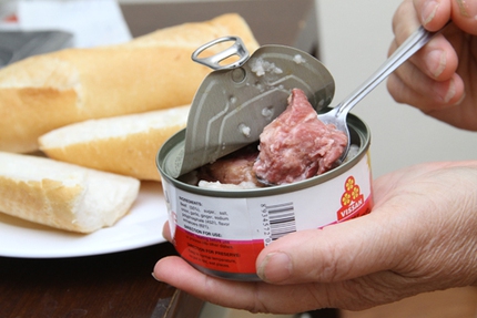 V&ocirc; sinh v&igrave; ... ăn nhiều đồ hộp 1