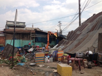 Lốc xo&aacute;y "lạ" giữa trưa nắng S&agrave;i G&ograve;n, 1 người trọng thương 2