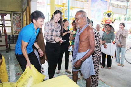 Thủy Ti&ecirc;n c&ugrave;ng C&ocirc;ng Vinh xuất hiện sau khi c&oacute; con 4