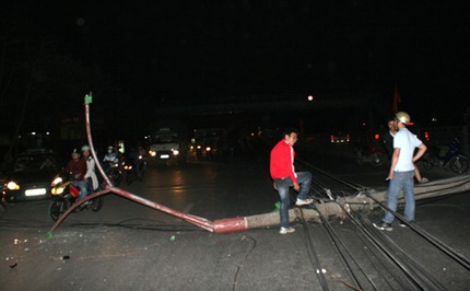 Xe ben k&eacute;o đổ 5 cột điện, người đi đường hoảng loạn 6