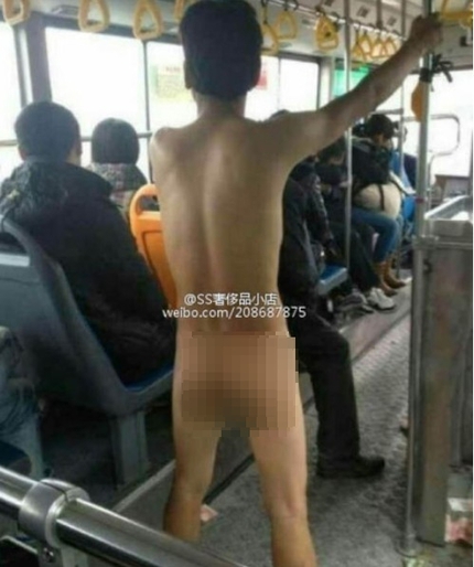 G&atilde; trai khỏa th&acirc;n mua v&eacute; t&agrave;u Tết 3