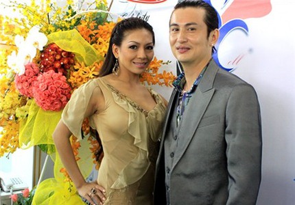 Những nụ h&ocirc;n 'm&ugrave;i mẫn' c&ocirc;ng khai của sao Việt 16