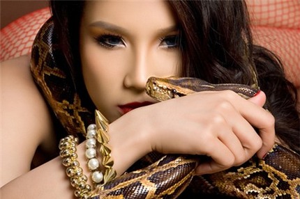 Mỹ nhân Việt thi nhau "lột đồ" làm đẹp với rắn 6
