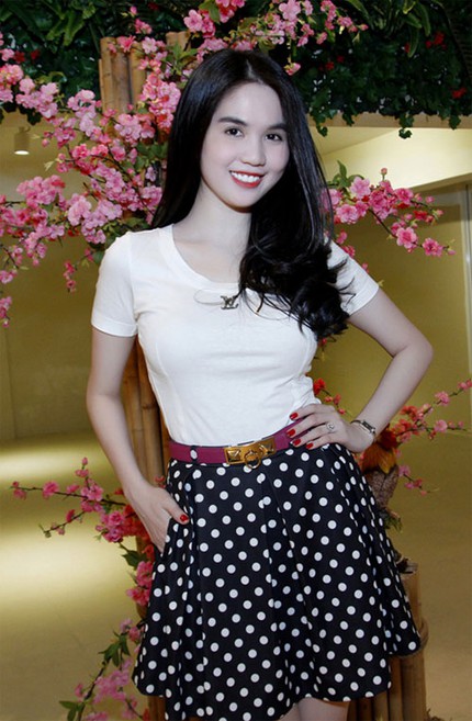 Ngắm những bộ v&aacute;y đơn giản, xinh xắn của mỹ nh&acirc;n Việt 4