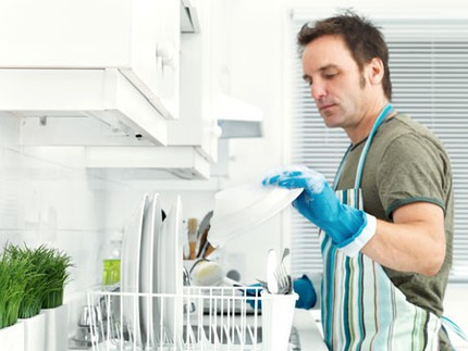 Chồng không làm việc nhà vì sợ... hèn 1