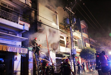 3 người chết ch&aacute;y trong căn nh&agrave; bị kh&oacute;a 1