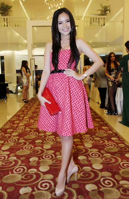 Ngắm những bộ v&aacute;y đơn giản, xinh xắn của mỹ nh&acirc;n Việt 6