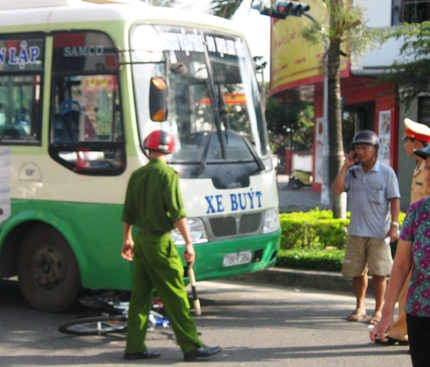 Đi dạo phố, nữ Việt kiều bị xe buýt cán nát chân 1