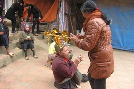 Thu nhập 'khủng' của ăn xin đền Bảo H&agrave; 3