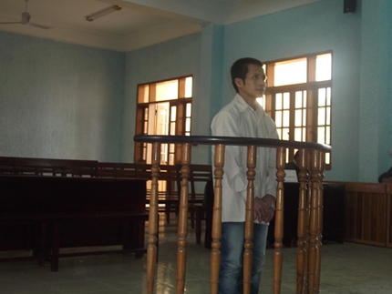 Nhờ đấm lưng, hiếp dâm bé 8 tuổi hai lần liên tục 1