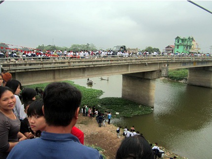 H&agrave;ng trăm người xem trục vớt thiếu nữ nhảy cầu tự tử 2