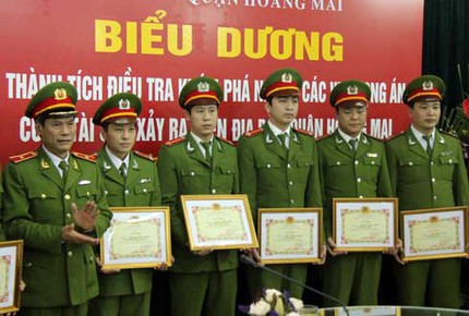 Nh&acirc;n vi&ecirc;n tiệm may tr&oacute;i b&agrave; chủ để cướp v&agrave;ng 2