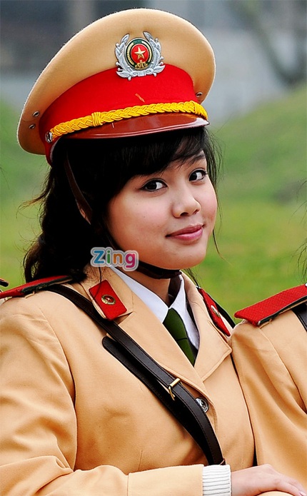 Vẻ 'x&igrave; tin' của nữ sinh Cảnh s&aacute;t điều tiết giao th&ocirc;ng 7