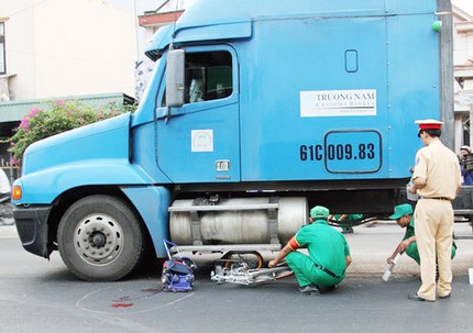 Nghi &aacute;n b&eacute; trai bị nạn sau tiếng c&ograve;i xe 1