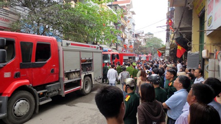 Hỏa hoạn s&aacute;t &ldquo;chợ Giời&rdquo;, cả phố hoảng loạn 8