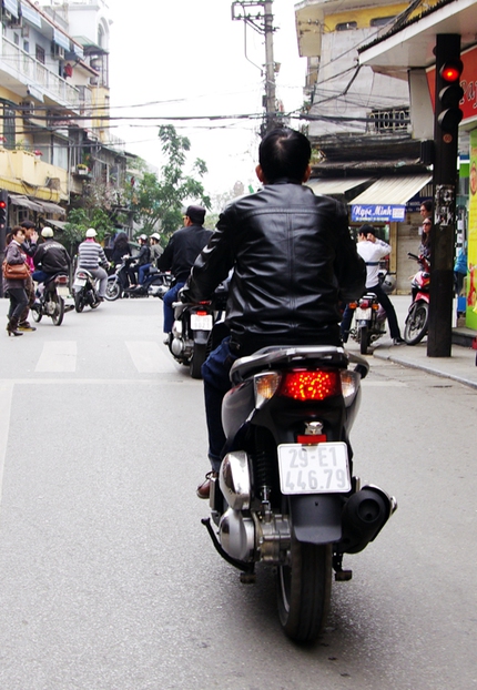 H&agrave; Nội: C&agrave;ng trẻ, c&agrave;ng gi&agrave;u, c&agrave;ng coi thường luật 10