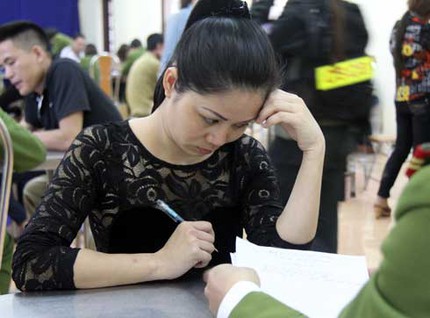 Sới bạc 'qu&yacute; b&agrave;' bị cảnh s&aacute;t đột k&iacute;ch 11