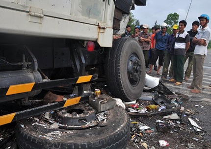 Xe tải đấu đầu &ocirc;t&ocirc; kh&aacute;ch, t&agrave;i xế chết trong cabin 2