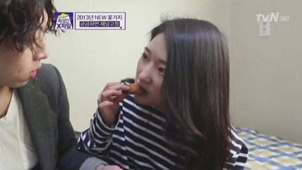 Cho&aacute;ng với cặp đ&ocirc;i H&agrave;n Quốc chuy&ecirc;n ăn đồ &ocirc;i thiu 4