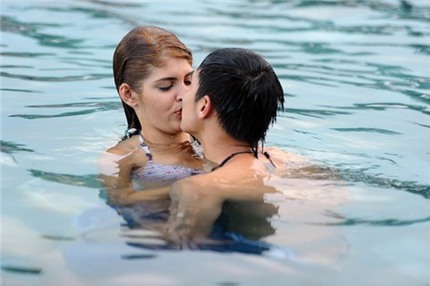 Những nụ h&ocirc;n 'm&ugrave;i mẫn' c&ocirc;ng khai của sao Việt 10