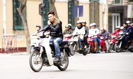 H&agrave; Nội: C&agrave;ng trẻ, c&agrave;ng gi&agrave;u, c&agrave;ng coi thường luật 14