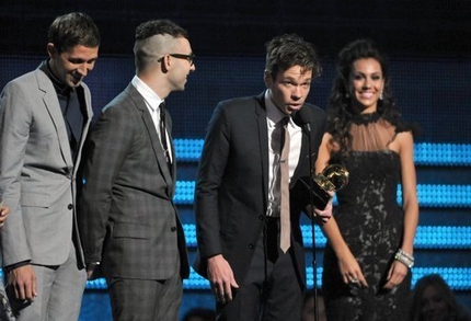 Adele bất ngờ chiến thắng ở giải Grammy 3