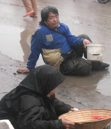 Sư giả hốt bạc ở lễ hội đầu năm đền B&agrave; Ch&uacute;a Kho 1