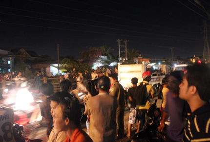 Người đ&agrave;n &ocirc;ng bị t&agrave;u hỏa k&eacute;o l&ecirc; 20 m 2