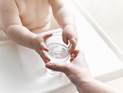 Mẹo hay dạy con cách uống nước bằng cốc 1