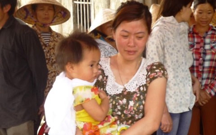 X&oacute;t l&ograve;ng 3 đứa trẻ b&ecirc;n quan t&agrave;i cha mẹ 3