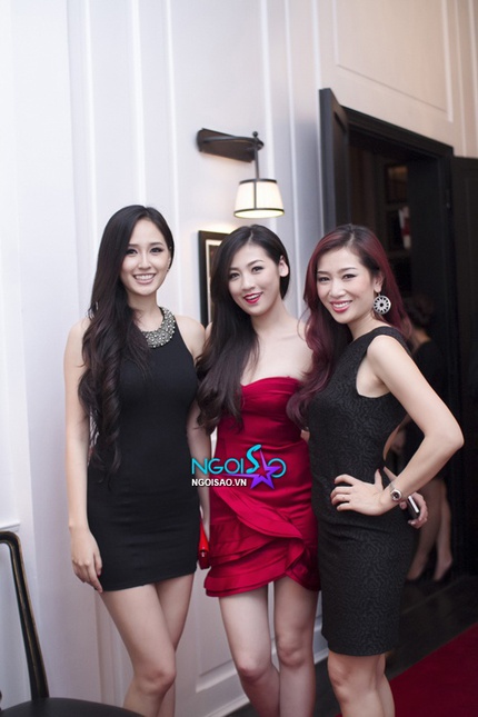 Mai Phương Th&uacute;y khoe d&aacute;ng c&ugrave;ng v&aacute;y b&oacute; 10