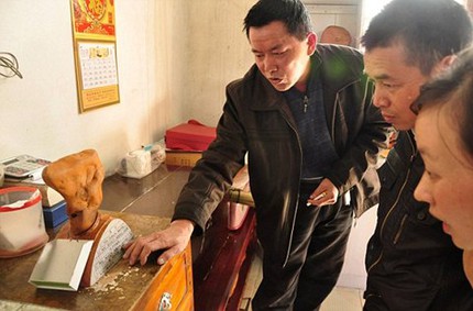 B&iacute; ẩn h&ograve;n đ&aacute; h&uacute;t thuốc như d&acirc;n nghiện l&acirc;u năm 2