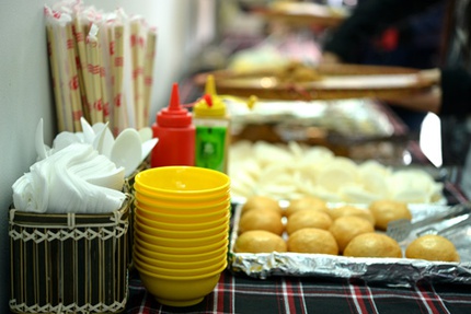 No bụng với buffet qu&agrave; vặt phố L&yacute; Văn Phức 1