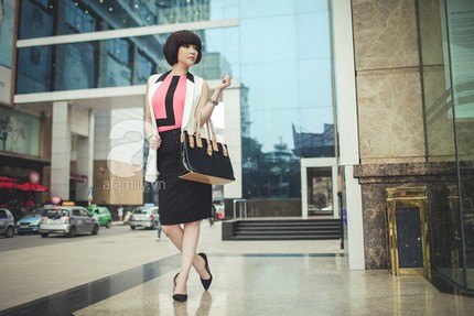 Thanh lịch với trang phục c&ocirc;ng sở họa tiết tươi tắn 10