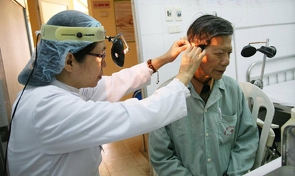 Nguy cơ điếc vĩnh viễn v&igrave; kh&ocirc;ng chữa &ugrave; tai 1
