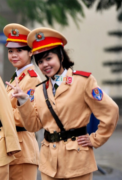 Vẻ 'x&igrave; tin' của nữ sinh Cảnh s&aacute;t điều tiết giao th&ocirc;ng 4