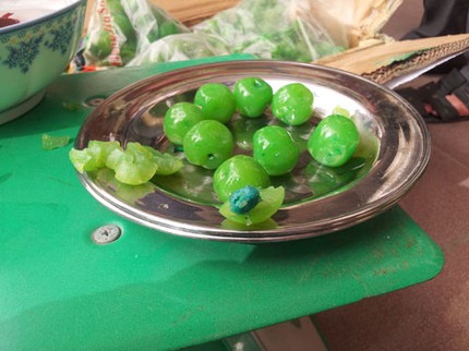 Kinh ho&agrave;ng mứt tr&aacute;i c&acirc;y bằng nhựa tuồn v&agrave;o Việt Nam 2