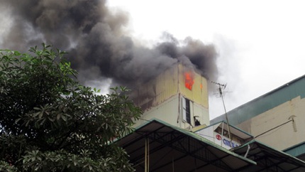 Hỏa hoạn s&aacute;t &ldquo;chợ Giời&rdquo;, cả phố hoảng loạn 4