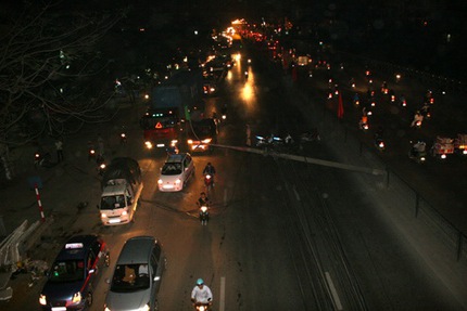 Xe ben k&eacute;o đổ 5 cột điện, người đi đường hoảng loạn 7