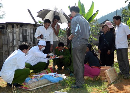 Nghi &aacute;n mẹ d&ugrave;ng đ&aacute; đ&egrave; l&ecirc;n mặt con mới sinh v&igrave; hận t&igrave;nh 1