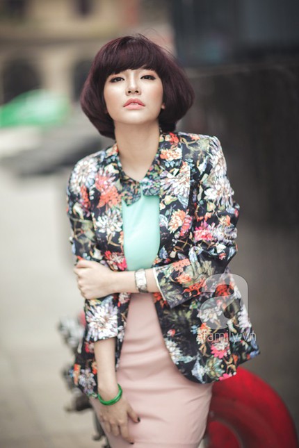 Thanh lịch với trang phục c&ocirc;ng sở họa tiết tươi tắn 1