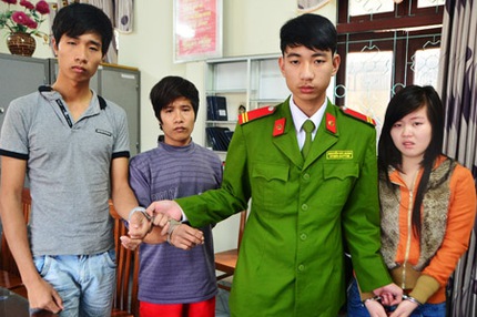 R&ugrave;ng m&igrave;nh cả nh&agrave; &ldquo;đi săn&rdquo; thiếu nữ b&aacute;n sang Trung Quốc 1
