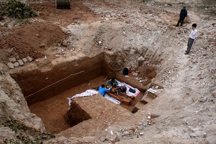 Quan t&agrave;i trong mộ cổ ở H&agrave; Nội được xếp bằng gạch 3