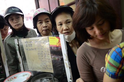 Xếp h&agrave;ng mua b&aacute;nh chưng như thời bao cấp 5