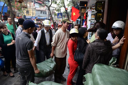 Xếp h&agrave;ng mua b&aacute;nh chưng như thời bao cấp 4