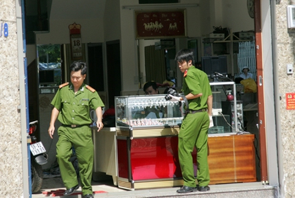 Vợ chồng chủ tiệm v&agrave;ng bị trộm lẻn v&agrave;o ch&eacute;m tới tấp 3