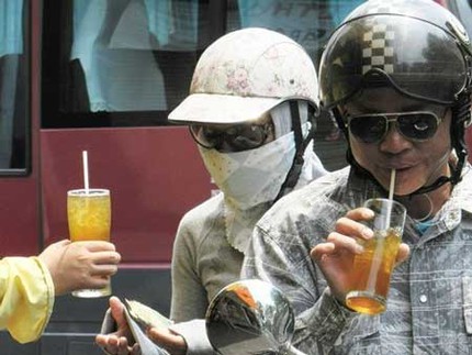 Kinh h&atilde;i nước l&atilde;   hương liệu = nước giải kh&aacute;t tự nhi&ecirc;n 2